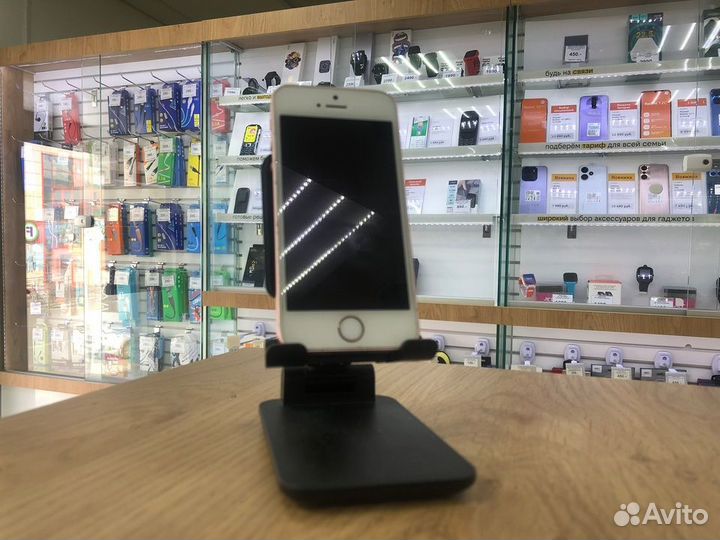 Смартфон Apple iPhone SE 32Gb (розовое золото)