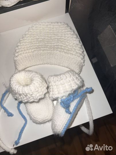 Шапочка и пинетки для новорожденного