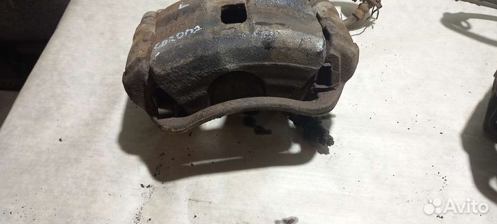 Суппорт передний правый Toyota CoronaT190
