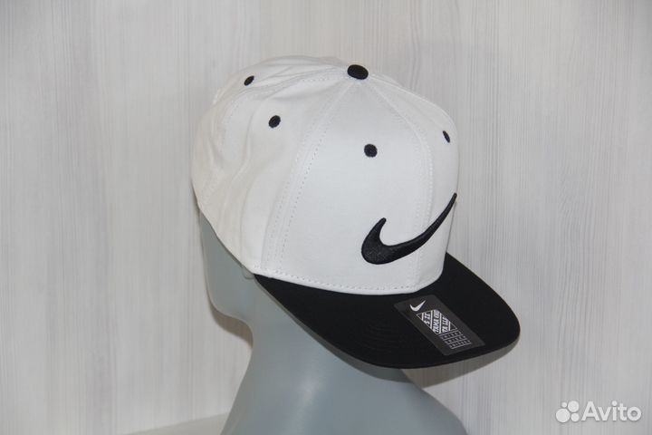 Кепки с прямым козырьком Найк