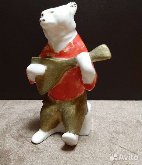 Медведь с балалайкой дулево