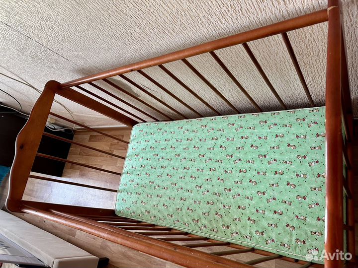 Детская кроватка с маятником