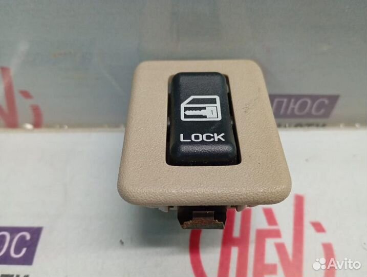 Кнопка блокировки дверей Cadillac Escalade