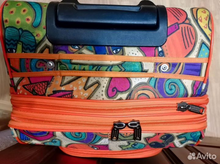 Чемодан на колесах размер s