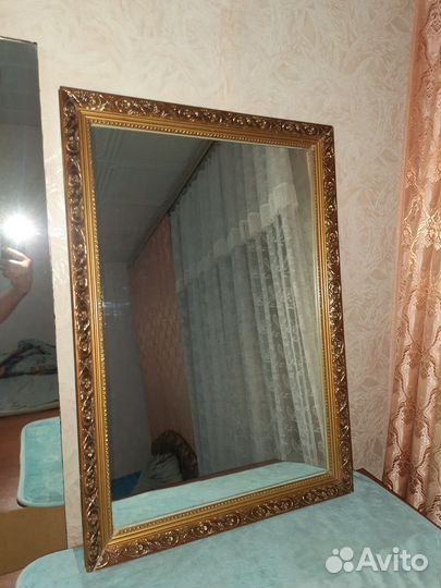 Зеркало не маленькое в багетной деревянной раме