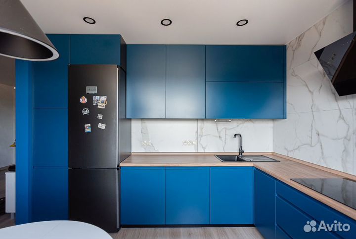 Угловая кухня в синих тонах