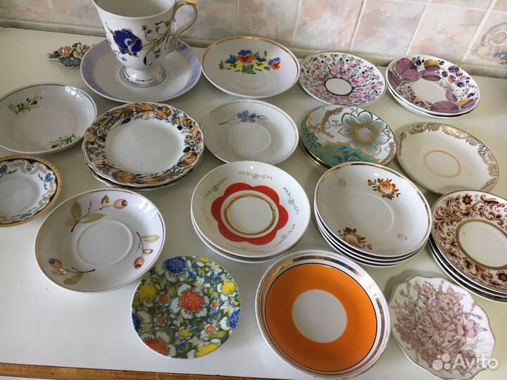 Блюдца, посуда с сиренью, селедочница Рига