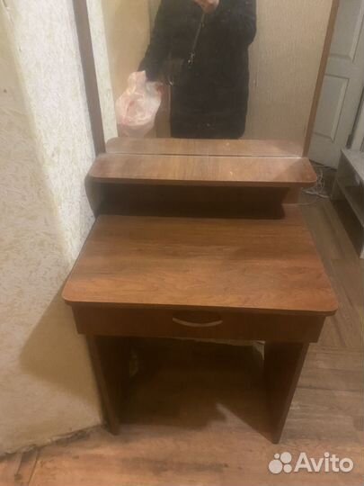 Столик для макияжа с зеркалом