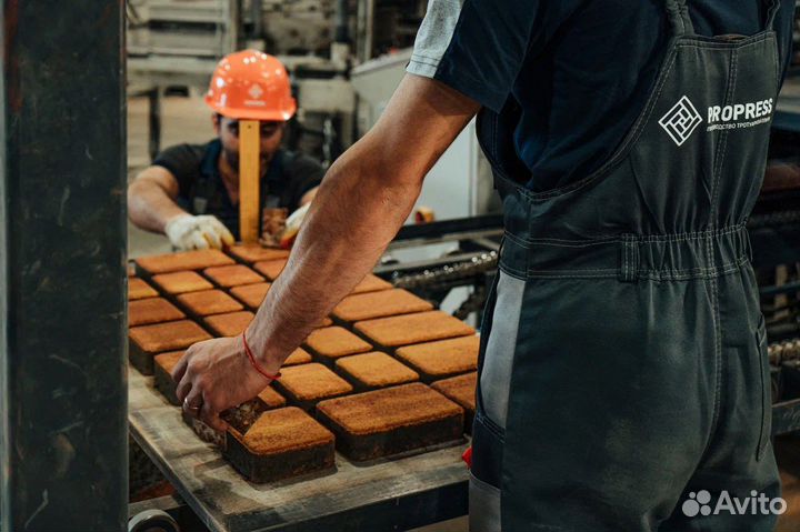 Работник на линию по производству тротуарной плитк