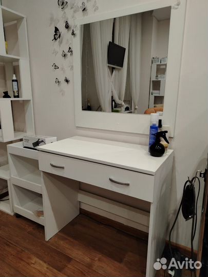Туалетный столик с зеркалом