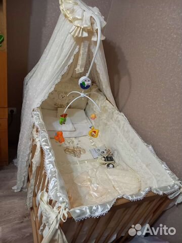 Детская кроватка с маятником