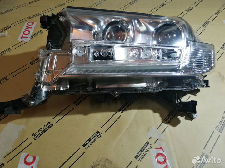 Левая фара Toyota Land Cruiser 200