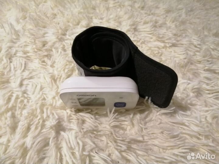 Тонометр на запястье Omron RS 1