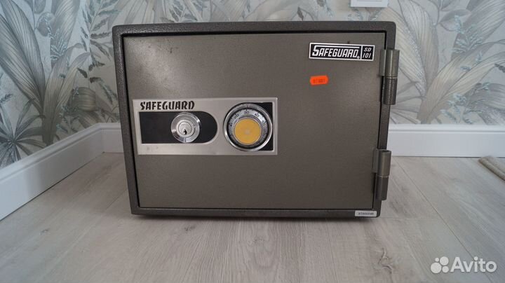 Сейф металлический