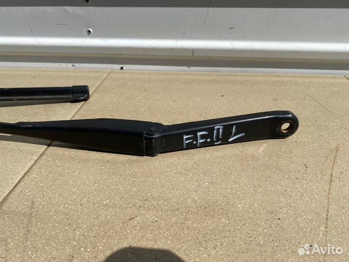 Поводок дворника левый Ford Focus 2