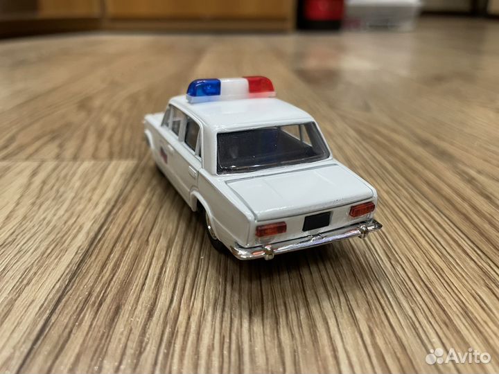 Модель автомобиля 1/43