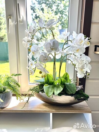 Искусственные цветы в кашпо