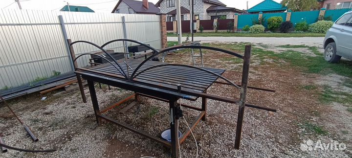 Оградки на кладбище, скамейки, лавочки