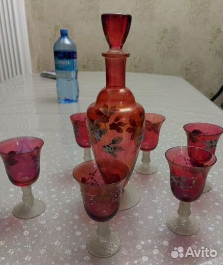 Кувшин с бокалами