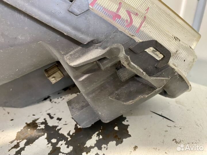Фара левая Toyota ist 52-063