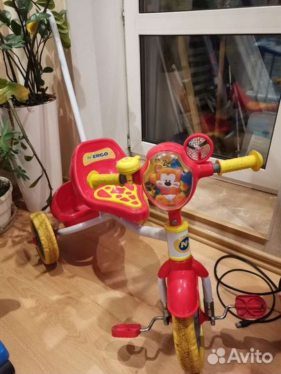 Велосипед с ручкой для малышей