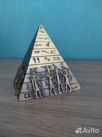 Фигурка статуэтка