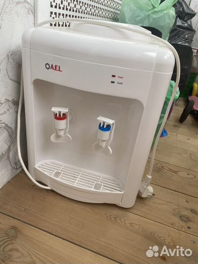 Кулер и 2 бутылки