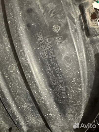 Подкрылок передний левый Land Cruiser 200