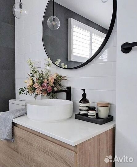 Зеркало круглое в металлической оправе