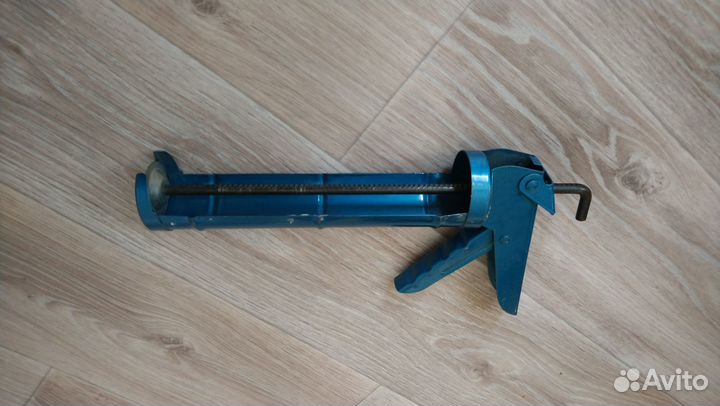 Пистолет для герметиков и клея