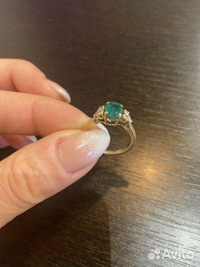 Золотое кольцо с изумрудом и бриллиантами