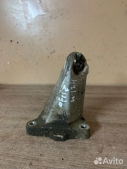 Кронштейн двигателя mercedes W124 W201 M102
