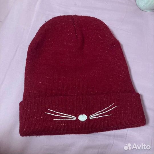 Женская шапка красная