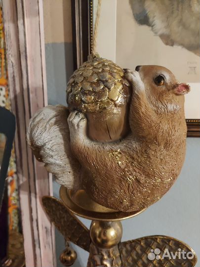 Белка с орехом