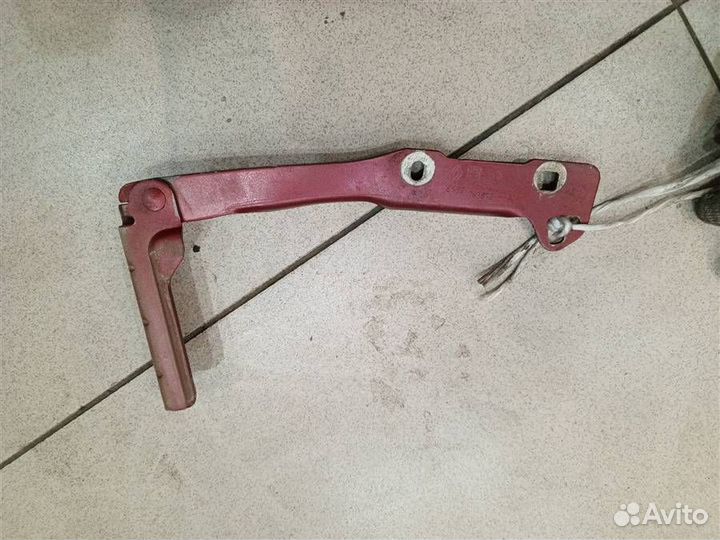 Петля капота правая Renault Sandero 2009-2014