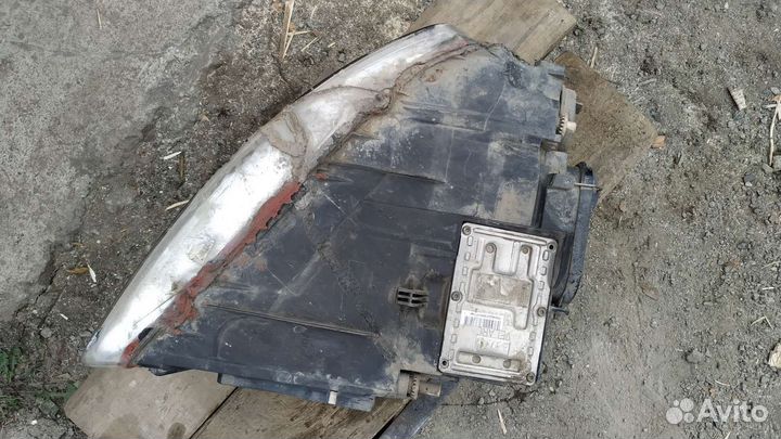 Фара передняя левая Volkswagen Touareg