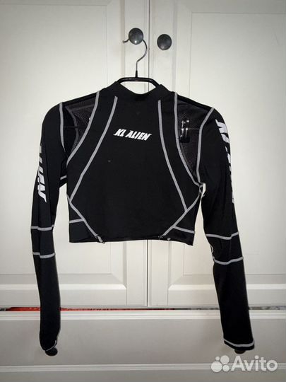 Укороченный топ с длинным рукавом