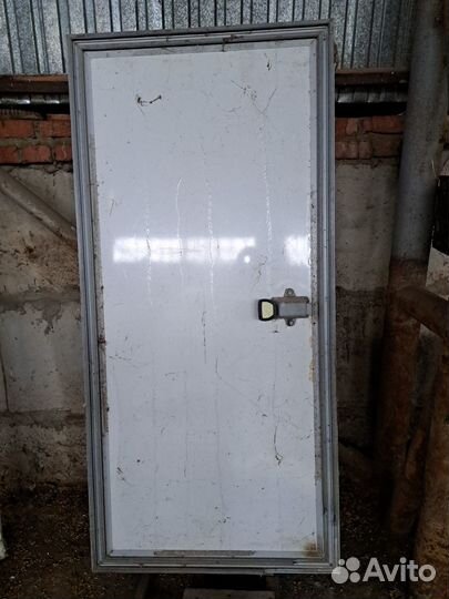 Дверь холодильной камеры с коробкой