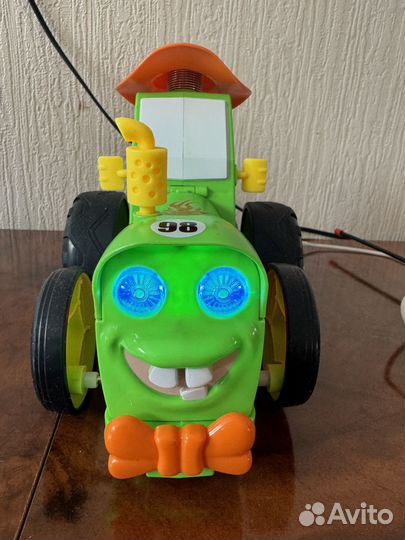 Игрушка синий трактор