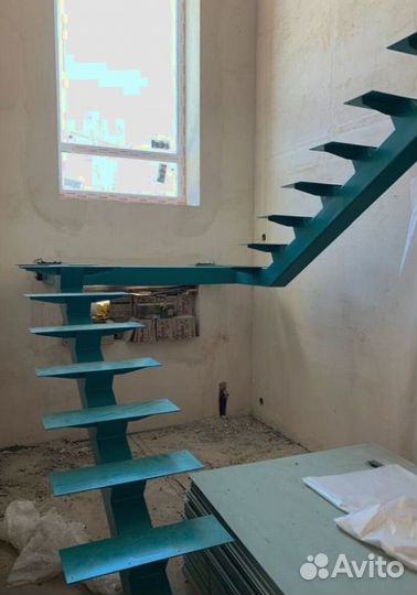 Лестница с забежными ступенями в коттедж