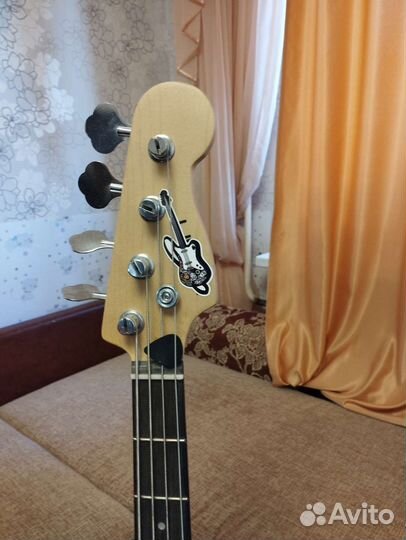 Бас гитара с комбоусилителем