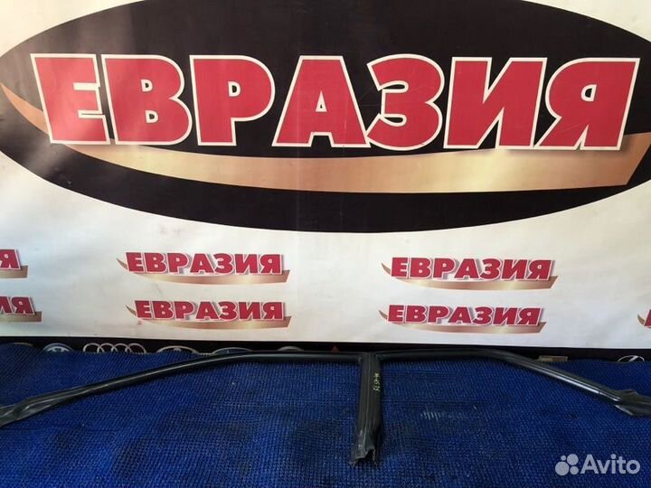 Уплотнитель дверного проема левый Toyota Vista V40