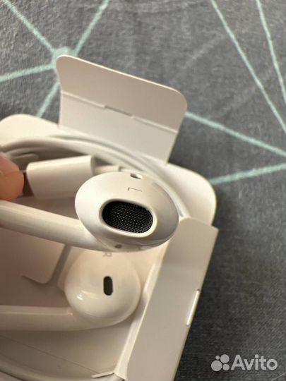 Гарнитура Apple EarPods с коннектором Lightning