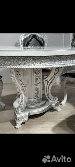 Стол и стулья