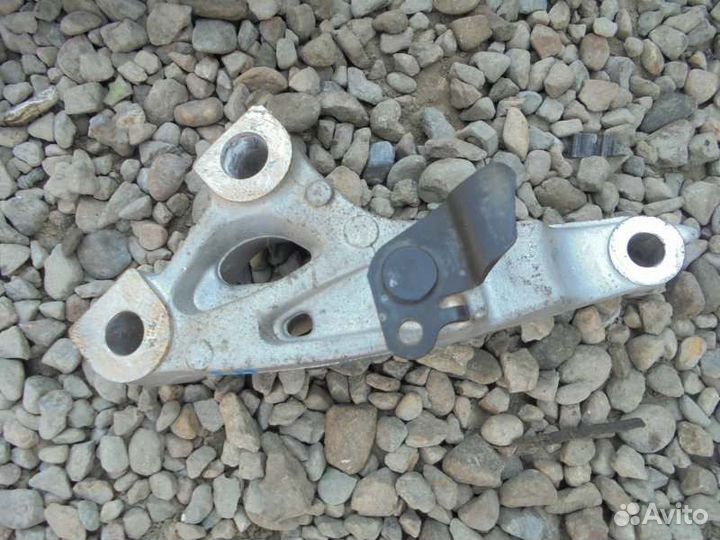 Кронштейн опоры двигателя левый Honda Accord CF4