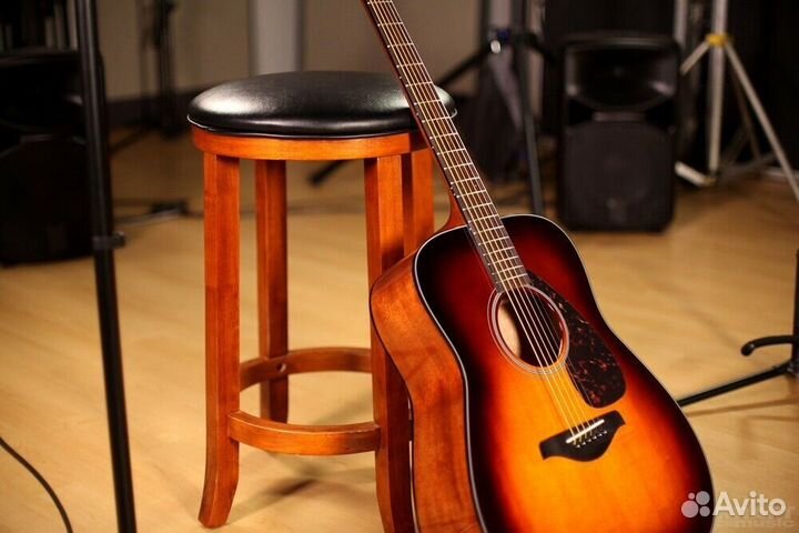 Акустическая гитара Yamaha + Аксессуары