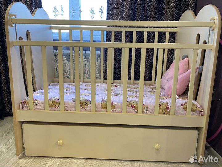 Детская кроватка с маятником