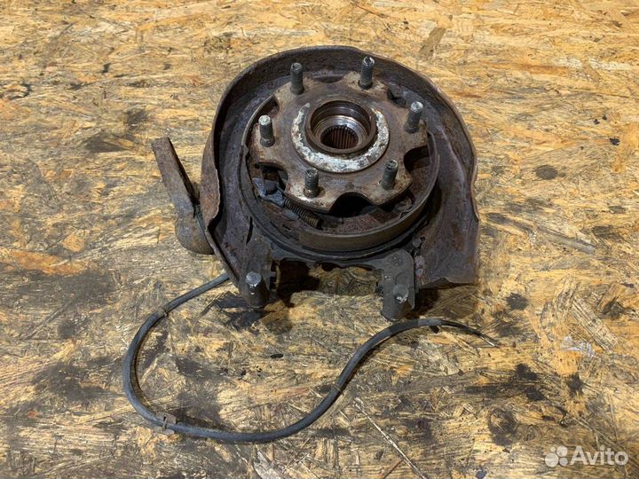 Кулак задний правый Mitsubishi Pajero 3 2000