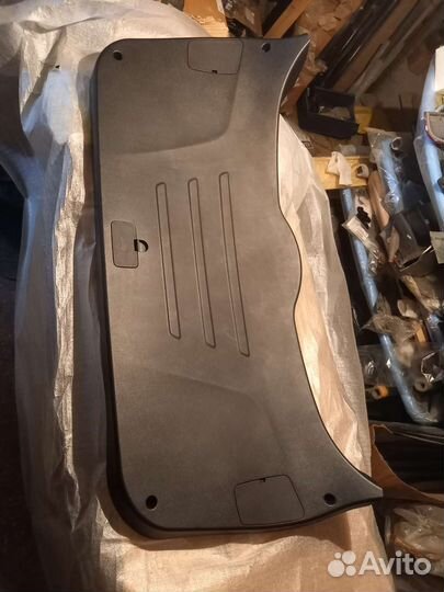 Обшивка двери багажника hyundai ix35/tucson