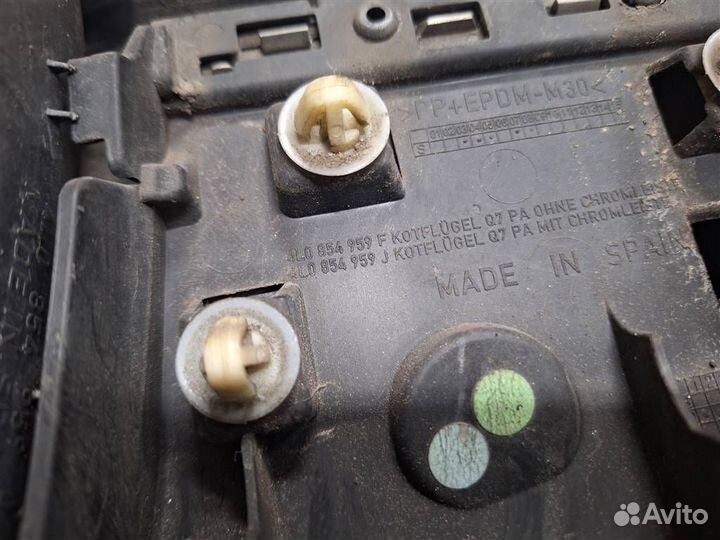 Накладка переднего крыла левого Audi Q7 2005